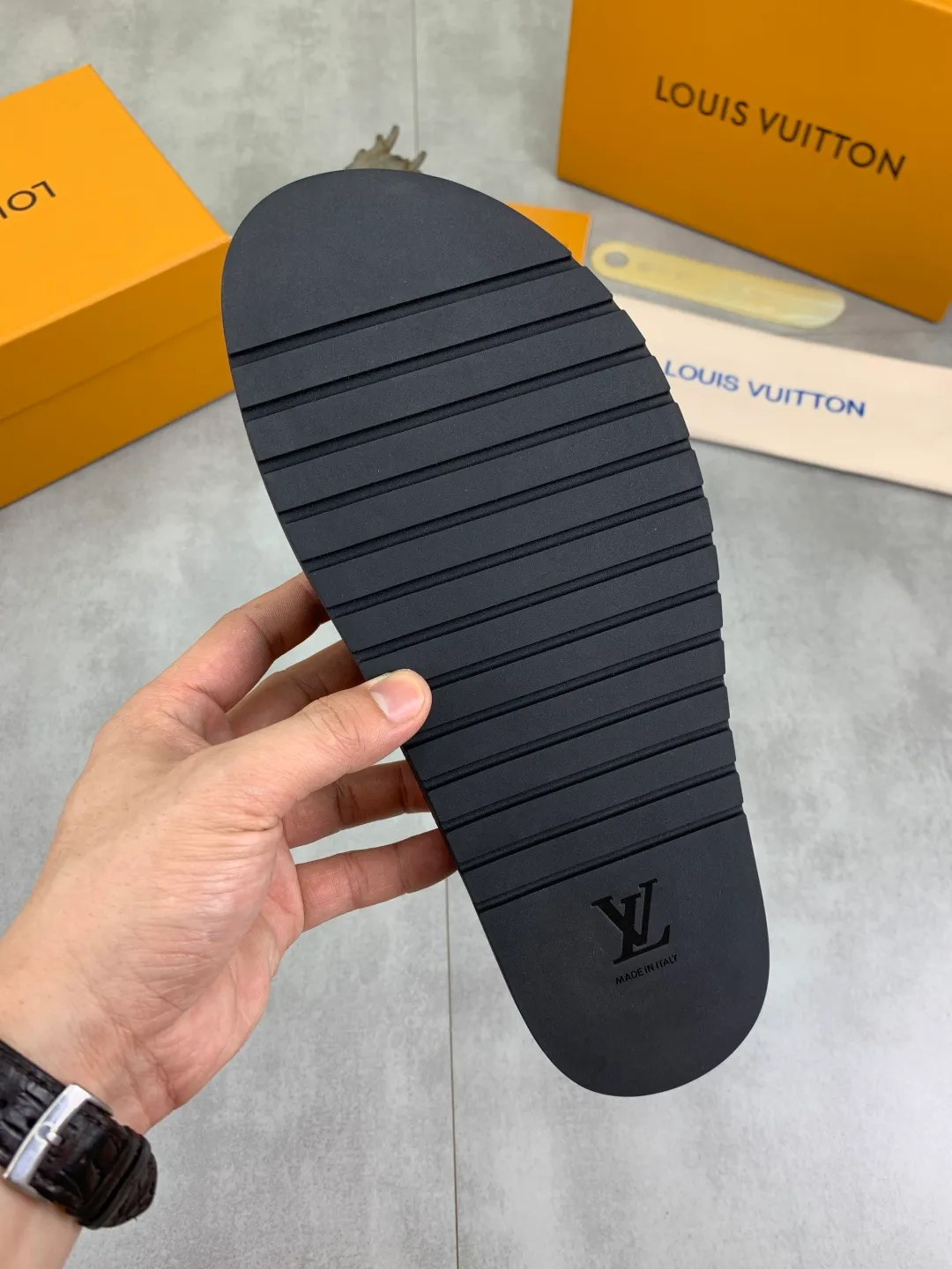 Men's shoes 💰P320💰【New style】🆘 Original quality 【LOUIS VUITTON】The popular Louis Vuitton LV men's slippers on the official website are on sale simultaneously! Original fabric imported from Italy, original factory special supply, code number: 38-44 (45 customized), many colors available